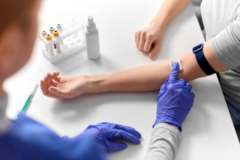 Prise de sang réalisée en laboratoire pour bilan hormonal ou sérologique dans le cadre d’un parcours d’Assistance Médicale à la Procréation (AMP).