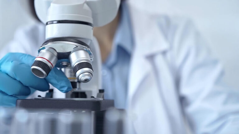 Analyse de sperme au microscope en laboratoire – étape clé du spermogramme pour évaluer la qualité et la mobilité des spermatozoïdes dans le cadre d’un bilan de fertilité masculine.