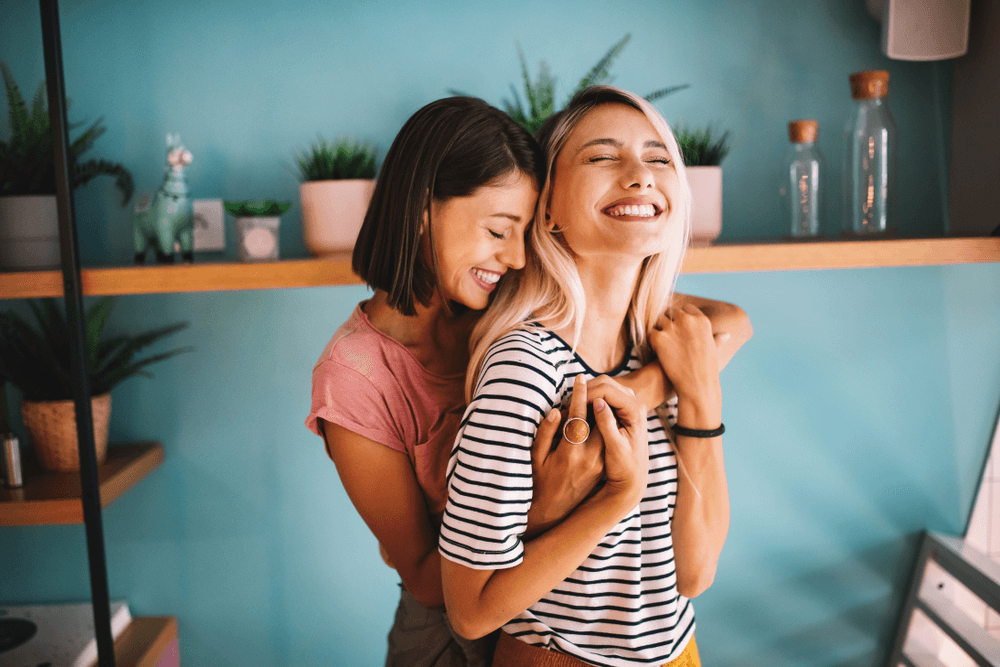 Couple de femmes homosexuelles souriantes et complices, illustrant l’accès à l’AMP (Assistance Médicale à la Procréation) pour les couples de femmes en France.